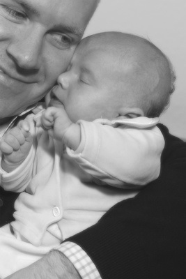 Vater mit Baby, Bernd Kasper pixelio.de