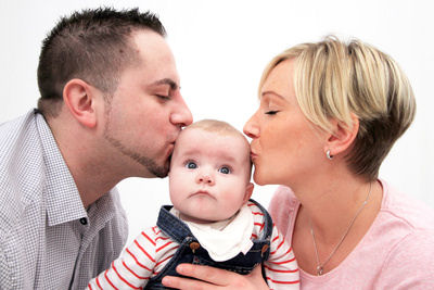 Eltern mit Baby Foto: Alexandra H./pixelio.de